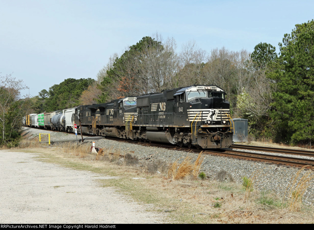 NS 1842 leads train 350-22 northbound